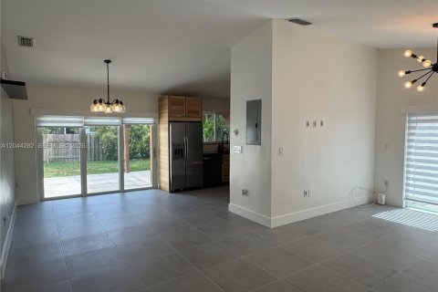 House in Miami, Florida 2 bedrooms, 118.26 sq.m. № 2168070 - photo 2