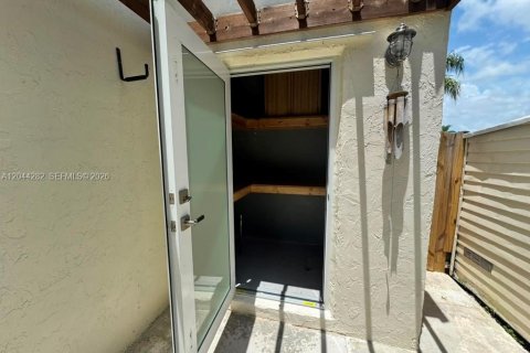 House in Miami, Florida 2 bedrooms, 118.26 sq.m. № 2168070 - photo 26