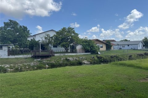 House in Miami, Florida 2 bedrooms, 118.26 sq.m. № 2168070 - photo 21