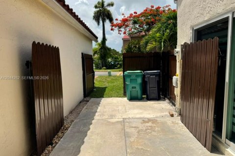 House in Miami, Florida 2 bedrooms, 118.26 sq.m. № 2168070 - photo 17