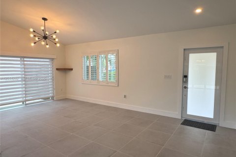House in Miami, Florida 2 bedrooms, 118.26 sq.m. № 2168070 - photo 3