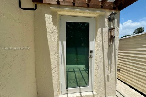 House in Miami, Florida 2 bedrooms, 118.26 sq.m. № 2168070 - photo 25