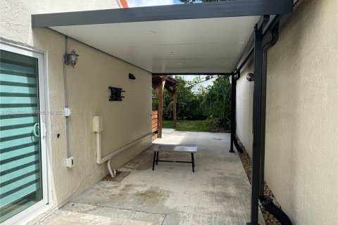House in Miami, Florida 2 bedrooms, 118.26 sq.m. № 2168070 - photo 16