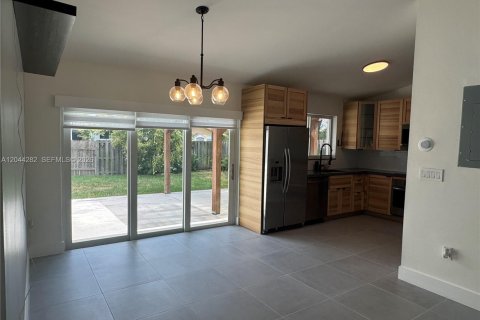 House in Miami, Florida 2 bedrooms, 118.26 sq.m. № 2168070 - photo 30