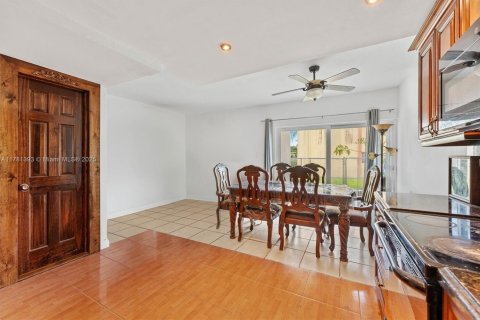 Condo in Miami, Florida, 2 bedrooms  № 1730741 - photo 9