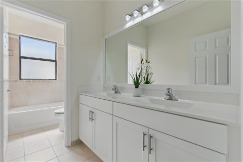 Casa en venta en Hialeah, Florida, 4 dormitorios, 245.45 m2 № 1874532 - foto 19