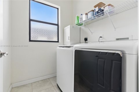 Casa en venta en Hialeah, Florida, 4 dormitorios, 245.45 m2 № 1874532 - foto 24