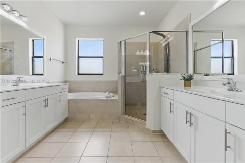 Casa en venta en Hialeah, Florida, 4 dormitorios, 245.45 m2 № 1874532 - foto 15