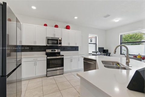 Casa en venta en Hialeah, Florida, 4 dormitorios, 245.45 m2 № 1874532 - foto 11