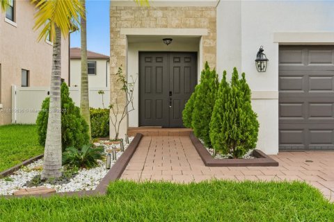Casa en venta en Hialeah, Florida, 4 dormitorios, 245.45 m2 № 1874532 - foto 2