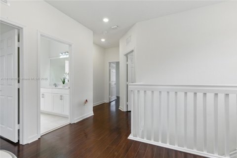 Casa en venta en Hialeah, Florida, 4 dormitorios, 245.45 m2 № 1874532 - foto 12