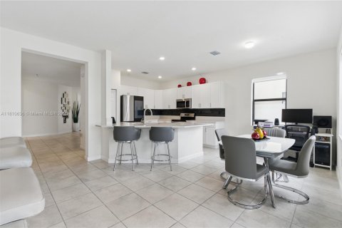 Casa en venta en Hialeah, Florida, 4 dormitorios, 245.45 m2 № 1874532 - foto 9