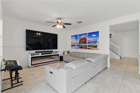 Casa en venta en Hialeah, Florida, 4 dormitorios, 245.45 m2 № 1874532 - foto 8