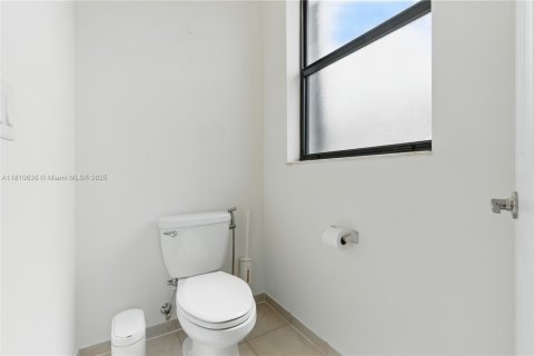 Casa en venta en Hialeah, Florida, 4 dormitorios, 245.45 m2 № 1874532 - foto 16