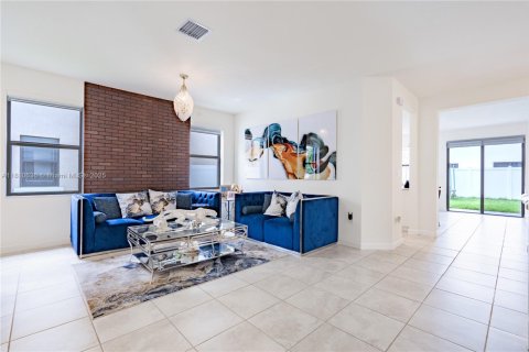 Casa en venta en Hialeah, Florida, 4 dormitorios, 245.45 m2 № 1874532 - foto 5