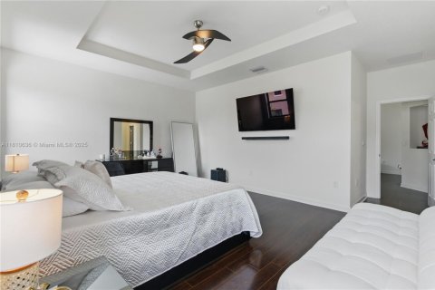 Casa en venta en Hialeah, Florida, 4 dormitorios, 245.45 m2 № 1874532 - foto 14