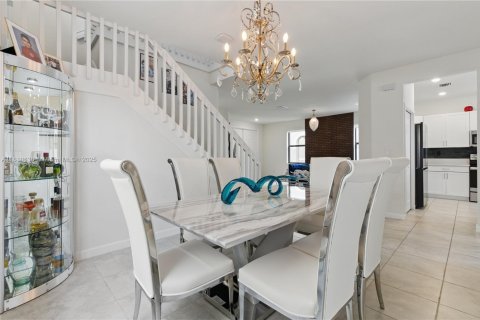 Casa en venta en Hialeah, Florida, 4 dormitorios, 245.45 m2 № 1874532 - foto 6