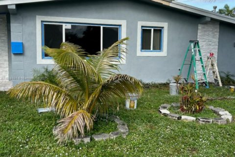 Casa en alquiler en Miami Gardens, Florida, 3 dormitorios, 119.66 m2 № 1930619 - foto 1