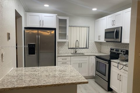 Casa en alquiler en Miami Gardens, Florida, 3 dormitorios, 119.66 m2 № 1930619 - foto 2