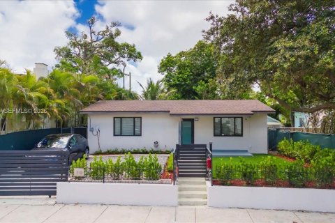 Villa ou maison à vendre à Miami, Floride: 2 chambres, 110.74 m2 № 2001371 - photo 1