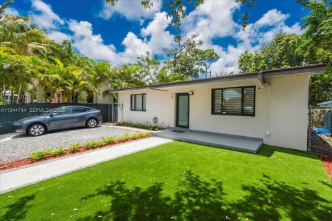 Villa ou maison à vendre à Miami, Floride: 2 chambres, 110.74 m2 № 2001371 - photo 3