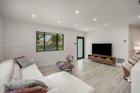 Villa ou maison à vendre à Miami, Floride: 2 chambres, 110.74 m2 № 2001371 - photo 6