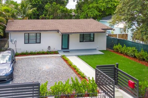 Villa ou maison à vendre à Miami, Floride: 2 chambres, 110.74 m2 № 2001371 - photo 2