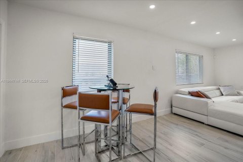 Villa ou maison à vendre à Miami, Floride: 2 chambres, 110.74 m2 № 2001371 - photo 9