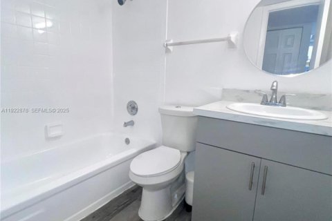 Condo in Hialeah, Florida, 2 bedrooms  № 1976556 - photo 7