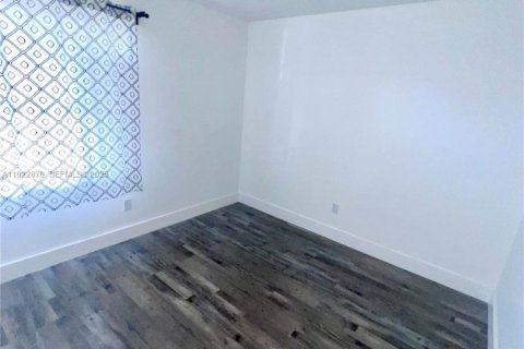 Condo in Hialeah, Florida, 2 bedrooms  № 1976556 - photo 8