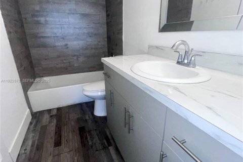 Condo in Hialeah, Florida, 2 bedrooms  № 1976556 - photo 4