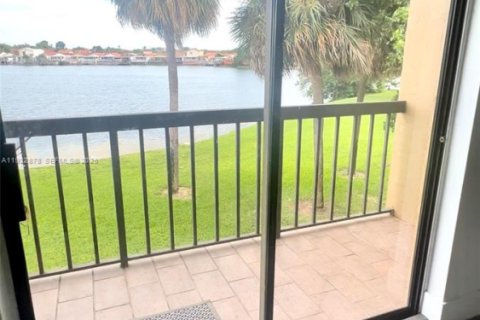 Condo in Hialeah, Florida, 2 bedrooms  № 1976556 - photo 2