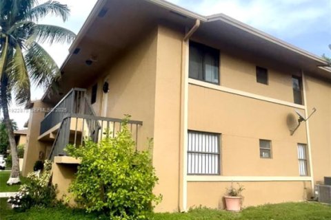 Condo in Hialeah, Florida, 2 bedrooms  № 1976556 - photo 12