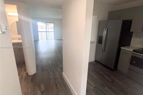 Condo in Hialeah, Florida, 2 bedrooms  № 1976556 - photo 10