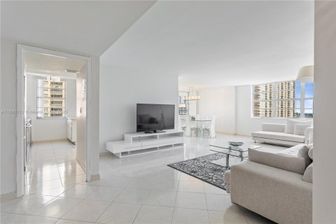 Condominio en Sunny Isles Beach, Florida, 2 dormitorios  № 1948612