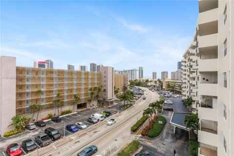 Condominio en venta en Hallandale Beach, Florida, 2 dormitorios, 139.35 m2 № 1777724 - foto 8