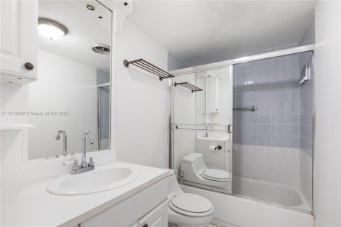 Condominio en venta en Hallandale Beach, Florida, 2 dormitorios, 139.35 m2 № 1777724 - foto 17