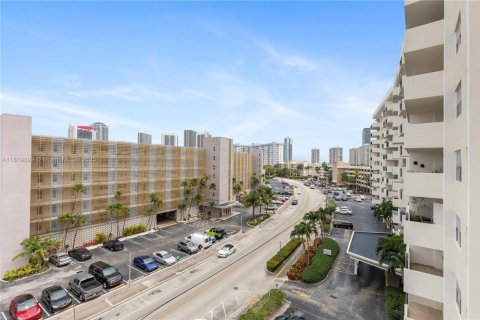 Condominio en venta en Hallandale Beach, Florida, 2 dormitorios, 139.35 m2 № 1777724 - foto 11