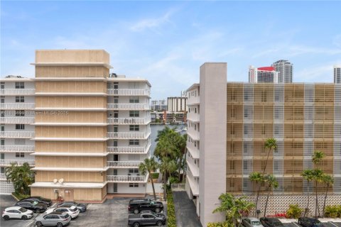 Condominio en venta en Hallandale Beach, Florida, 2 dormitorios, 139.35 m2 № 1777724 - foto 12
