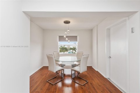 Condominio en venta en Hallandale Beach, Florida, 2 dormitorios, 139.35 m2 № 1777724 - foto 6