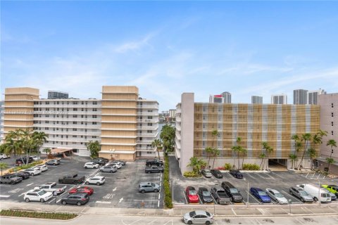 Condominio en venta en Hallandale Beach, Florida, 2 dormitorios, 139.35 m2 № 1777724 - foto 9