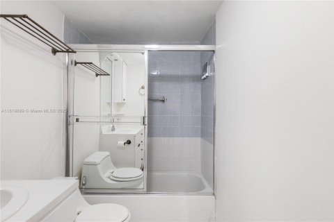 Condominio en venta en Hallandale Beach, Florida, 2 dormitorios, 139.35 m2 № 1777724 - foto 18