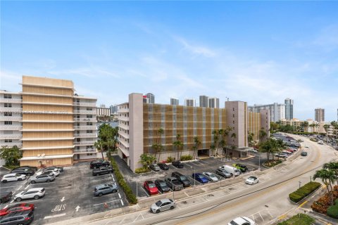 Condominio en venta en Hallandale Beach, Florida, 2 dormitorios, 139.35 m2 № 1777724 - foto 14