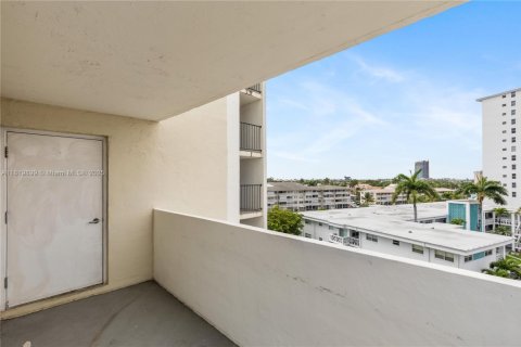 Condominio en venta en Hallandale Beach, Florida, 2 dormitorios, 139.35 m2 № 1777724 - foto 16