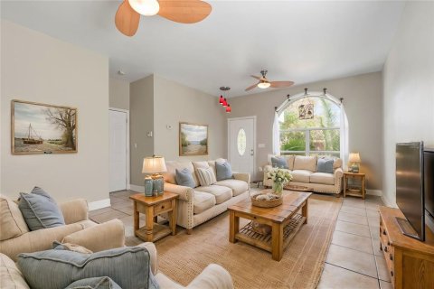 House in Tampa, Florida 4 bedrooms, 155.89 sq.m. № 1518851 - photo 14