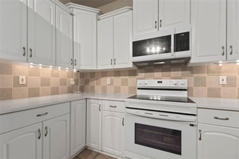 House in Tampa, Florida 4 bedrooms, 155.89 sq.m. № 1518851 - photo 8