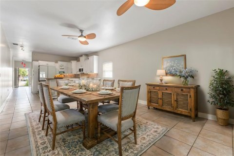 House in Tampa, Florida 4 bedrooms, 155.89 sq.m. № 1518851 - photo 12