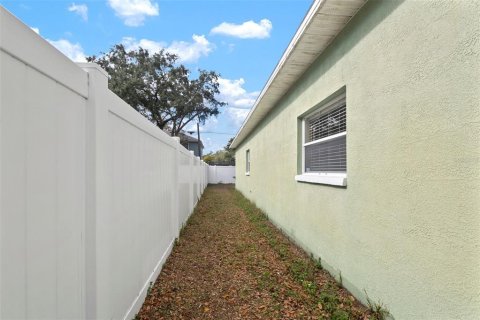 House in Tampa, Florida 4 bedrooms, 155.89 sq.m. № 1518851 - photo 30