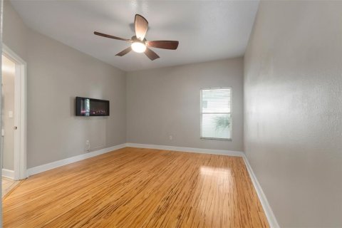 House in Tampa, Florida 4 bedrooms, 155.89 sq.m. № 1518851 - photo 4