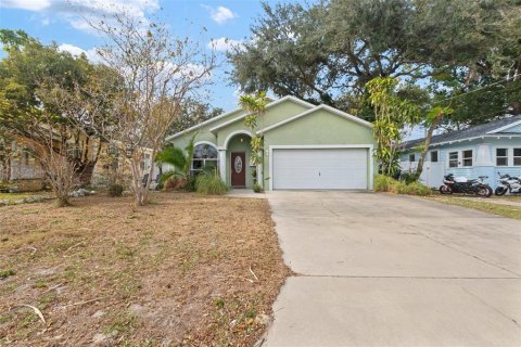 House in Tampa, Florida 4 bedrooms, 155.89 sq.m. № 1518851 - photo 1